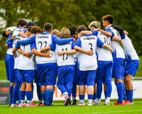11.10.2026, Bad Wörishofen, Bayern, Deutschland. U19 (A-Jun.) Kreisklasse Allgäu – Nord: FC Bad Wörishofen U19 gegen JFG Wertachtal U19. Spielort: Stadion Unteres Hart. Saison 2026/2027. Die Spieler des FC Bad Wörishofen U19 bilden vor Spielbeginn einen Mannschaftskreis und stimmen sich auf die Partie ein.