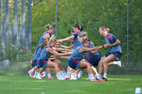 05.08.2026, München, Deutschland. Google Pixel Frauen-Bundesliga: Die FC Bayern Frauen absolvieren auf dem FC Bayern Campus eine Trainingseinheit zur Vorbereitung auf das Testspiel gegen Paris FC. Linda Dallmann (FC Bayern Frauen), Alara Sehitler (FC Bayern Frauen), Arianna Caruso (FC Bayern Frauen), Klara Bühl (FC Bayern Frauen)