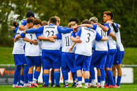 11.10.2026, Bad Wörishofen, Bayern, Deutschland. U19 (A-Jun.) Kreisklasse Allgäu – Nord: FC Bad Wörishofen U19 gegen JFG Wertachtal U19. Spielort: Stadion Unteres Hart. Saison 2026/2027. Die Spieler des FC Bad Wörishofen U19 bilden vor Spielbeginn einen Mannschaftskreis und stimmen sich auf die Partie ein.