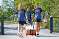 05.08.2026, München, Deutschland. Google Pixel Frauen-Bundesliga: Die FC Bayern Frauen absolvieren auf dem FC Bayern Campus eine Trainingseinheit zur Vorbereitung auf das Testspiel gegen Paris FC. Stine Ballisager (FC Bayern Frauen), Klara Bühl (FC Bayern Frauen)