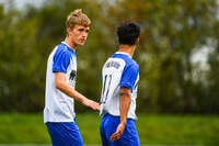 11.10.2026, Bad Wörishofen, Bayern, Deutschland. U19 (A-Jun.) Kreisklasse Allgäu – Nord: FC Bad Wörishofen U19 gegen JFG Wertachtal U19. Spielort: Stadion Unteres Hart. Saison 2026/2027. Niklas Lichtenberg (FC Bad Wörishofen) redet mit Abdul (FC Bad Wörishofen)