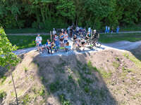 Mindelheim, Deutschland – 23.05.2026: Eröffnung der neuen BikeArea auf der Schwabenwiese in Mindelheim. Die von Schanzenwerk gestaltete und gebaute Anlage umfasst Pumptrack-, Flowline- und Jumpline-Elemente für Kinder, Jugendliche und Erwachsene.