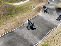 Mindelheim, Deutschland – 23.05.2026: Eröffnung der neuen BikeArea auf der Schwabenwiese in Mindelheim. Die von Schanzenwerk gestaltete und gebaute Anlage umfasst Pumptrack-, Flowline- und Jumpline-Elemente für Kinder, Jugendliche und Erwachsene.