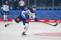 09.10.2026, München, Deutschland. PENNY DEL, Deutsche Eishockey Liga, Saison 2026/27, 7. Spieltag: EHC Red Bull München gegen ERC Ingolstadt im SAP Garden in München. Daniel Schmölz (ERC Ingolstadt) beim Schuss, beim Torschuss, bei der Schussabgabe