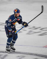 09.10.2026, München, Deutschland. PENNY DEL, Deutsche Eishockey Liga, Saison 2026/27, 7. Spieltag: EHC Red Bull München gegen ERC Ingolstadt im SAP Garden in München. Veit Oswald (EHC Red Bull München) nachdenklich, ernst, fokussiert