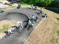 Mindelheim, Deutschland – 23.05.2026: Eröffnung der neuen BikeArea auf der Schwabenwiese in Mindelheim. Die von Schanzenwerk gestaltete und gebaute Anlage umfasst Pumptrack-, Flowline- und Jumpline-Elemente für Kinder, Jugendliche und Erwachsene.