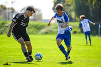 04.10.2026, Bad Wörishofen, Deutschland. U19 (A-Jun.) Kreisklasse Allgäu - Nord: FC Bad Wörishofen U19 gegen SG Unterrieden U19. Spielort: Stadion Am Unteren Hart. Niklas Lichtenberg (FC Bad Wörishofen) im Zweikampf, im Duell, im Kampf um den Ball