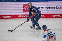 09.10.2026, München, Deutschland. PENNY DEL, Deutsche Eishockey Liga, Saison 2026/27, 7. Spieltag: EHC Red Bull München gegen ERC Ingolstadt im SAP Garden in München. Ville Pokka (EHC Red Bull München) #nachdenklich, ernst, fokussiert