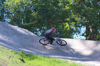 Mindelheim, Deutschland – 23.05.2026: Eröffnung der neuen BikeArea auf der Schwabenwiese in Mindelheim. Die von Schanzenwerk gestaltete und gebaute Anlage umfasst Pumptrack-, Flowline- und Jumpline-Elemente für Kinder, Jugendliche und Erwachsene.