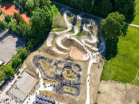 Mindelheim, Deutschland – 23.05.2026: Eröffnung der neuen BikeArea auf der Schwabenwiese in Mindelheim. Die von Schanzenwerk gestaltete und gebaute Anlage umfasst Pumptrack-, Flowline- und Jumpline-Elemente für Kinder, Jugendliche und Erwachsene.