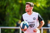 03.10.2026, Mindelheim, Deutschland. Kreisliga Allgäu Nord: TSV Mindelheim gegen (SG) Sontheim/Westerheim. Spielort: Julius-Strohmayer Stadion. Anel Junuzovic (TSV Mindelheim) nachdenklich, ernst, fokussiert