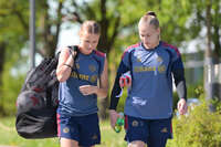 05.08.2026, München, Deutschland. Google Pixel Frauen-Bundesliga: Die FC Bayern Frauen absolvieren auf dem FC Bayern Campus eine Trainingseinheit zur Vorbereitung auf das Testspiel gegen Paris FC. Sophie Proost (FC Bayern Frauen), Regina van Eijk (FC Bayern Frauen)