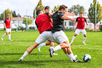 03.10.2026, Mindelheim, Deutschland. Kreisliga Allgäu Nord: TSV Mindelheim gegen (SG) Sontheim/Westerheim. Spielort: Julius-Strohmayer Stadion. Sebastian Müller (TSV Mindelheim) im Zweikampf, im Duell, im Kampf um den Ball