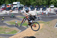 Mindelheim, Deutschland – 23.05.2026: Eröffnung der neuen BikeArea auf der Schwabenwiese in Mindelheim. Die von Schanzenwerk gestaltete und gebaute Anlage umfasst Pumptrack-, Flowline- und Jumpline-Elemente für Kinder, Jugendliche und Erwachsene.