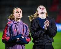 22.09.2026, Unterhaching, Deutschland. UEFA Women's Champions League, 1. Spieltag der Ligaphase: FC Bayern München Frauen gegen Manchester City. UWCL-Auftakt der FC Bayern Frauen und erstes UWCL-Pflichtspiel im neuen Zuhause Sportpark Unterhaching. Sophie Proost (FC Bayern Frauen) mit Regina van Eijk (FC Bayern Frauen)