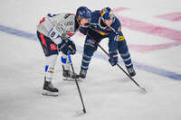 09.10.2026, München, Deutschland. PENNY DEL, Deutsche Eishockey Liga, Saison 2026/27, 7. Spieltag: EHC Red Bull München gegen ERC Ingolstadt im SAP Garden in München. Elias Pul (ERC Ingolstadt) mit Elis Hede (EHC Red Bull München) nachdenklich, ernst, fokussiert