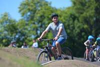 Mindelheim, Deutschland – 23.05.2026: Eröffnung der neuen BikeArea auf der Schwabenwiese in Mindelheim. Die von Schanzenwerk gestaltete und gebaute Anlage umfasst Pumptrack-, Flowline- und Jumpline-Elemente für Kinder, Jugendliche und Erwachsene.