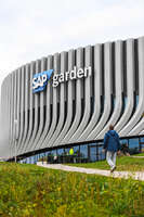09.10.2026, München, Deutschland. PENNY DEL, Deutsche Eishockey Liga, Saison 2026/27, 7. Spieltag: EHC Red Bull München gegen ERC Ingolstadt im SAP Garden in München. Außenansicht des SAP Garden im Münchner Olympiapark. Zuschauer laufen in Richtung der Arena.