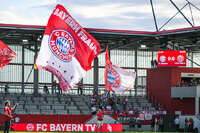 31.08.2026, München, Deutschland. Google Pixel Frauen-Bundesliga: FC Bayern München Frauen gegen 1. FSV Mainz 05 Frauen am FC Bayern Campus. Erstes Heimspiel des FC Bayern München in der Saison 2026/27. Fahnen