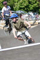 Mindelheim, Deutschland – 23.05.2026: Eröffnung der neuen BikeArea auf der Schwabenwiese in Mindelheim. Die von Schanzenwerk gestaltete und gebaute Anlage umfasst Pumptrack-, Flowline- und Jumpline-Elemente für Kinder, Jugendliche und Erwachsene.
