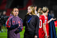 22.09.2026, Unterhaching, Deutschland. UEFA Women's Champions League, 1. Spieltag der Ligaphase: FC Bayern München Frauen gegen Manchester City. UWCL-Auftakt der FC Bayern Frauen und erstes UWCL-Pflichtspiel im neuen Zuhause Sportpark Unterhaching. Sophie Proost (FC Bayern Frauen) mit Regina van Eijk (FC Bayern Frauen)
