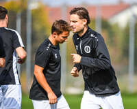 03.10.2026, Mindelheim, Deutschland. Kreisliga Allgäu Nord: TSV Mindelheim gegen (SG) Sontheim/Westerheim. Spielort: Julius-Strohmayer Stadion. Niko Hefele (TSV Mindelheim) beim Aufwärmen, beim Warmmachen, während des Aufwärmens