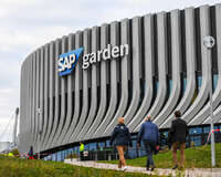 09.10.2026, München, Deutschland. PENNY DEL, Deutsche Eishockey Liga, Saison 2026/27, 7. Spieltag: EHC Red Bull München gegen ERC Ingolstadt im SAP Garden in München. Außenansicht des SAP Garden im Münchner Olympiapark. Zuschauer laufen in Richtung der Arena.