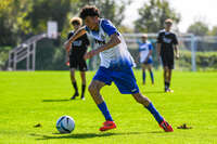 04.10.2026, Bad Wörishofen, Deutschland. U19 (A-Jun.) Kreisklasse Allgäu - Nord: FC Bad Wörishofen U19 gegen SG Unterrieden U19. Spielort: Stadion Am Unteren Hart. Florim Veselaj (FC Bad Wörishofen) am Ball, mit dem Ball, in einer Spielszene