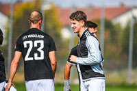 03.10.2026, Mindelheim, Deutschland. Kreisliga Allgäu Nord: TSV Mindelheim gegen (SG) Sontheim/Westerheim. Spielort: Julius-Strohmayer Stadion. Darius Argintaru (TSV Mindelheim) fröhlich, gut gelaunt, lachend