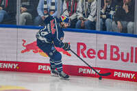 09.10.2026, München, Deutschland. PENNY DEL, Deutsche Eishockey Liga, Saison 2026/27, 7. Spieltag: EHC Red Bull München gegen ERC Ingolstadt im SAP Garden in München. Ryan Murphy (EHC Red Bull München) am Puck, mit dem Puck, in Puckbesitz