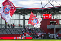 31.08.2026, München, Deutschland. Google Pixel Frauen-Bundesliga: FC Bayern München Frauen gegen 1. FSV Mainz 05 Frauen am FC Bayern Campus. Erstes Heimspiel des FC Bayern München in der Saison 2026/27. Fahnen
