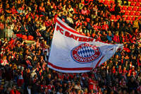 22.09.2026, Unterhaching, Deutschland. UEFA Women's Champions League, 1. Spieltag der Ligaphase: FC Bayern München Frauen gegen Manchester City. UWCL-Auftakt der FC Bayern Frauen und erstes UWCL-Pflichtspiel im neuen Zuhause Sportpark Unterhaching. Fans mit Fahne