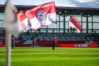 31.08.2026, München, Deutschland. Google Pixel Frauen-Bundesliga: FC Bayern München Frauen gegen 1. FSV Mainz 05 Frauen am FC Bayern Campus. Erstes Heimspiel des FC Bayern München in der Saison 2026/27. Fahnen