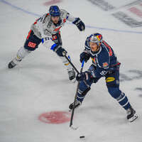 09.10.2026, München, Deutschland. PENNY DEL, Deutsche Eishockey Liga, Saison 2026/27, 7. Spieltag: EHC Red Bull München gegen ERC Ingolstadt im SAP Garden in München. Patrick Hager (EHC Red Bull München) am Puck, mit dem Puck, in Puckbesitz