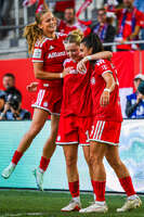 19.09.2026, München, Deutschland. Google Pixel Frauen-Bundesliga: FC Bayern München Frauen gegen 1. FC Köln Frauen am FC Bayern Campus. Alara Sehitler (FC Bayern Frauen) trifft Elfmeter und jubelt mit Jovana Damnjanovic (FC Bayern Frauen) und Sophie Proost (FC Bayern Frauen)