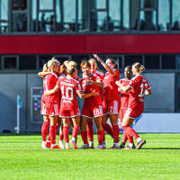 06.09.2026, München, Deutschland. Google Pixel Frauen-Bundesliga: FC Bayern München Frauen gegen SC Freiburg Frauen am FC Bayern Campus. FC Bayern jubelt zum 1:0