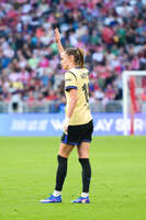 Allianz Arena, München, Deutschland – 25.04.2026: Fußball, UEFA Women’s Champions League 2025/2026, Halbfinale Hinspiel, FC Bayern München Frauen vs. FC Barcelona Frauen: Caroline Graham Hansen (FC Barcelona, Sturm) bereit zum Freistoß.