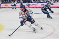09.10.2026, München, Deutschland. PENNY DEL, Deutsche Eishockey Liga, Saison 2026/27, 7. Spieltag: EHC Red Bull München gegen ERC Ingolstadt im SAP Garden in München. Myles Powell (ERC Ingolstadt) am Puck, mit dem Puck, in Puckbesitz