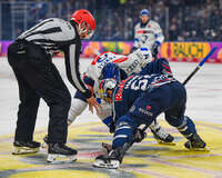 09.10.2026, München, Deutschland. PENNY DEL, Deutsche Eishockey Liga, Saison 2026/27, 7. Spieltag: EHC Red Bull München gegen ERC Ingolstadt im SAP Garden in München. Patrick Hager (EHC Red Bull München)  im Eishockey Bully