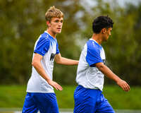 11.10.2026, Bad Wörishofen, Bayern, Deutschland. U19 (A-Jun.) Kreisklasse Allgäu – Nord: FC Bad Wörishofen U19 gegen JFG Wertachtal U19. Spielort: Stadion Unteres Hart. Saison 2026/2027. Niklas Lichtenberg (FC Bad Wörishofen) redet mit Abdul (FC Bad Wörishofen)