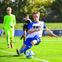 04.10.2026, Bad Wörishofen, Deutschland. U19 (A-Jun.) Kreisklasse Allgäu - Nord: FC Bad Wörishofen U19 gegen SG Unterrieden U19. Spielort: Stadion Am Unteren Hart. Niklas Lichtenberg (FC Bad Wörishofen) am Ball, mit dem Ball, in einer Spielszene