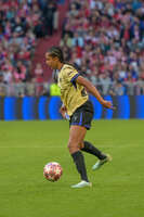 Allianz Arena, München, Deutschland – 25.04.2026: Fußball, UEFA Women’s Champions League 2025/2026, Halbfinale Hinspiel, FC Bayern München Frauen vs. FC Barcelona Frauen: Esmee Brugts (FC Barcelona, Abwehr) am Ball.