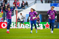 22.09.2026, Unterhaching, Deutschland. UEFA Women's Champions League, 1. Spieltag der Ligaphase: FC Bayern München Frauen gegen Manchester City. UWCL-Auftakt der FC Bayern Frauen und erstes UWCL-Pflichtspiel im neuen Zuhause Sportpark Unterhaching. Ayaka Yamashita (Manchester City Frauen) und Eartha Cumings (Manchester City Frauen) mit Anna Moorhouse (Manchester City Frauen)