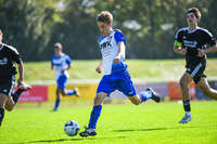04.10.2026, Bad Wörishofen, Deutschland. U19 (A-Jun.) Kreisklasse Allgäu - Nord: FC Bad Wörishofen U19 gegen SG Unterrieden U19. Spielort: Stadion Am Unteren Hart. Niklas Lichtenberg (FC Bad Wörishofen) am Ball, mit dem Ball, in einer Spielszene