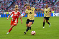 Allianz Arena, München, Deutschland – 25.04.2026: Fußball, UEFA Women’s Champions League 2025/2026, Halbfinale Hinspiel, FC Bayern München Frauen vs. FC Barcelona Frauen: Linda Dallmann (FC Bayern München, Mittelfeld) mit Clàudia Pina / Claudia Pina (FC Barcelona, Sturm) im Zweikampf.