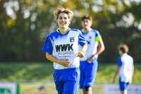 04.10.2026, Bad Wörishofen, Deutschland. U19 (A-Jun.) Kreisklasse Allgäu - Nord: FC Bad Wörishofen U19 gegen SG Unterrieden U19. Spielort: Stadion Am Unteren Hart. Philipp Rötzer (FC Bad Wörishofen) fröhlich, gut gelaunt, lachend