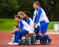 11.10.2026, Bad Wörishofen, Bayern, Deutschland. U19 (A-Jun.) Kreisklasse Allgäu – Nord: FC Bad Wörishofen U19 gegen JFG Wertachtal U19. Spielort: Stadion Unteres Hart. Saison 2026/2027. Edison Behlulaj (FC Bad Wörishofen) mit weiteren auf der Bank, auf der Ersatzbank, auf der Reservebank