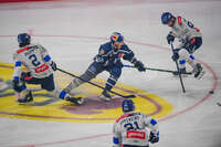 09.10.2026, München, Deutschland. PENNY DEL, Deutsche Eishockey Liga, Saison 2026/27, 7. Spieltag: EHC Red Bull München gegen ERC Ingolstadt im SAP Garden in München. Patrick Hager (EHC Red Bull München) am Puck, mit dem Puck, in Puckbesitz