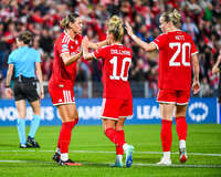 22.09.2026, Unterhaching, Deutschland. UEFA Women's Champions League, 1. Spieltag der Ligaphase: FC Bayern München Frauen gegen Manchester City. UWCL-Auftakt der FC Bayern Frauen und erstes UWCL-Pflichtspiel im neuen Zuhause Sportpark Unterhaching. FC Bayern jubelt. Klara Bühl (FC Bayern Frauen) mit Linda Dallmann (FC Bayern Frauen) und Franziska Kett (FC Bayern Frauen)
