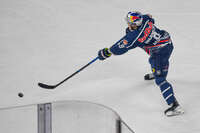 09.10.2026, München, Deutschland. PENNY DEL, Deutsche Eishockey Liga, Saison 2026/27, 7. Spieltag: EHC Red Bull München gegen ERC Ingolstadt im SAP Garden in München. Moritz Warnecke (EHC Red Bull München) beim Schuss, beim Torschuss, bei der Schussabgabe